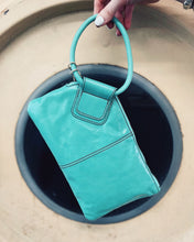 Load image into Gallery viewer, HOBO: SABLE WRISTLET - SEAGLASS
