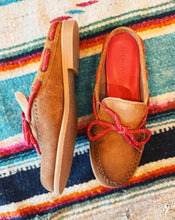 Load image into Gallery viewer, FREE PEOPLE: SEAS THE DAY MULE - LUGGAGE SUEDE
