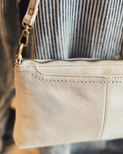 Load image into Gallery viewer, HOBO: DARCY CROSSBODY - SAND SHIMMER
