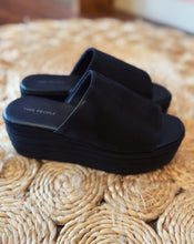 Load image into Gallery viewer, FREE PEOPLE: HARBOR FLATFORM - BLACK

