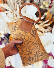 Load image into Gallery viewer, HOBO: SABLE WRISTLET - HARVEST WHEAT
