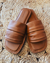 Load image into Gallery viewer, FREE PEOPLE: EVELYN SLIP ON SANDAL - VACHETTA VOYAGE
