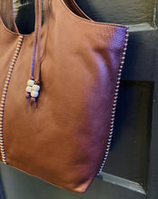 Load image into Gallery viewer, HOBO: LA JOLLA TOTE - COCOA BEAN
