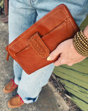 Load image into Gallery viewer, HOBO: EVOLVE WRISTLET - KINDLING BROWN
