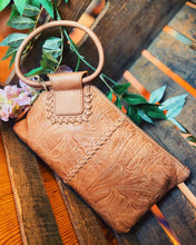 Load image into Gallery viewer, HOBO: SABLE WRISTLET - SADDLE
