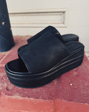 Load image into Gallery viewer, FREE PEOPLE: HARBOR FLATFORM - BLACK
