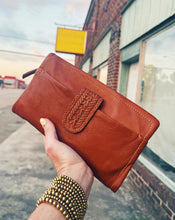 Load image into Gallery viewer, HOBO: EVOLVE WRISTLET - KINDLING BROWN
