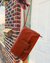 Load image into Gallery viewer, HOBO: EVOLVE WRISTLET - KINDLING BROWN
