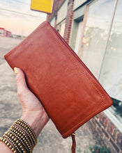 Load image into Gallery viewer, HOBO: EVOLVE WRISTLET - KINDLING BROWN
