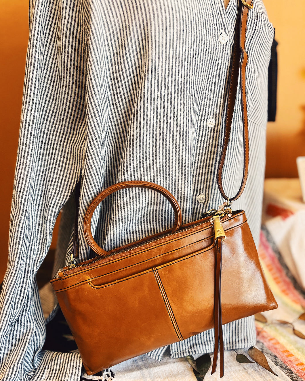 HOBO: SABLE CROSSBODY - TRUFFLE