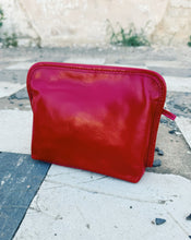 Load image into Gallery viewer, HOBO: BEAUTY COSMETIC CASE - VINTAGE RED
