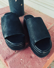 Load image into Gallery viewer, FREE PEOPLE: HARBOR FLATFORM - BLACK
