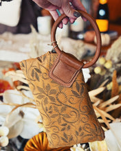 Load image into Gallery viewer, HOBO: SABLE WRISTLET - HARVEST WHEAT
