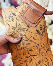 Load image into Gallery viewer, HOBO: SABLE WRISTLET - HARVEST WHEAT
