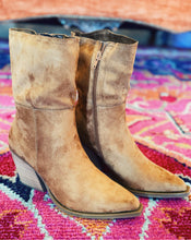 Load image into Gallery viewer, SHU SHOP: VENICE BOOT - CAMEL SUEDE
