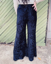 Load image into Gallery viewer, FREE PEOPLE: STAR SIGN VELVET PANT - BLACK
