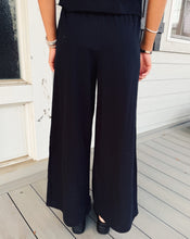 Load image into Gallery viewer, Z SUPPLY: SCOUT JERSEY CROP PANT - TRUE BLACK
