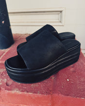 Load image into Gallery viewer, FREE PEOPLE: HARBOR FLATFORM - BLACK

