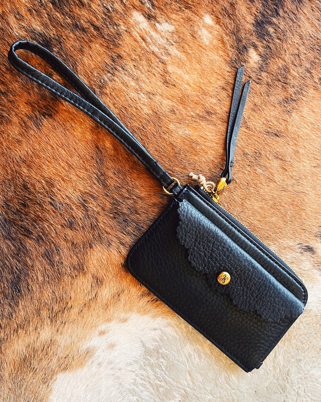 HOBO: TABBY CARD WRISTLET - BLACK