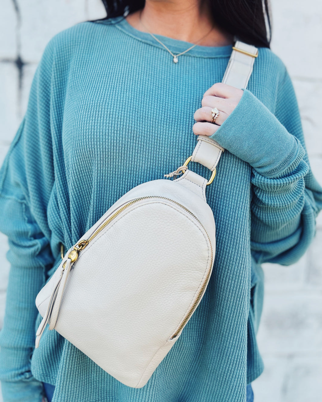 hobo: fern sling bag - chalk